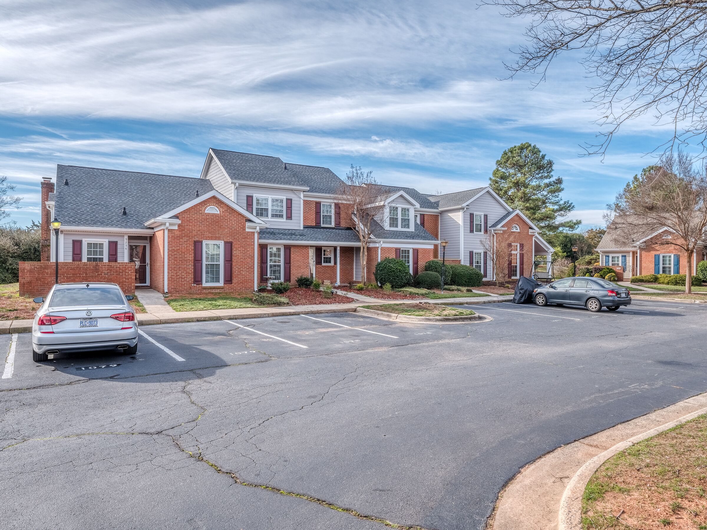 9250NVicksburgParkCt-02Front