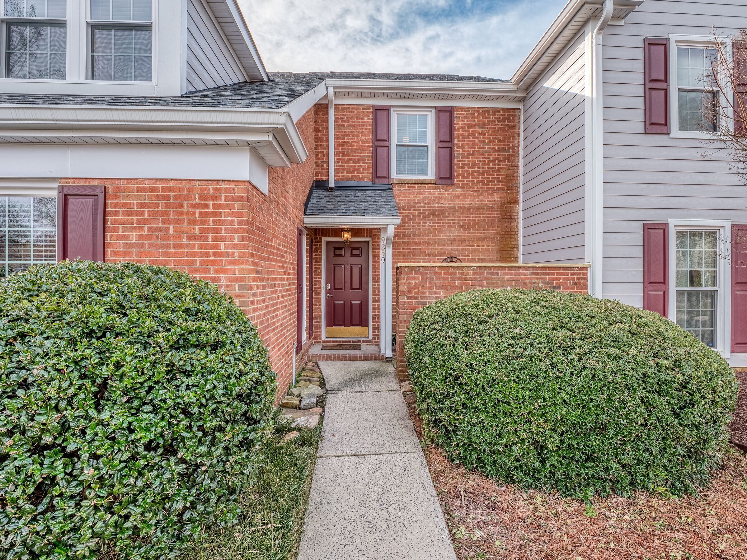 9250NVicksburgParkCt-04Front