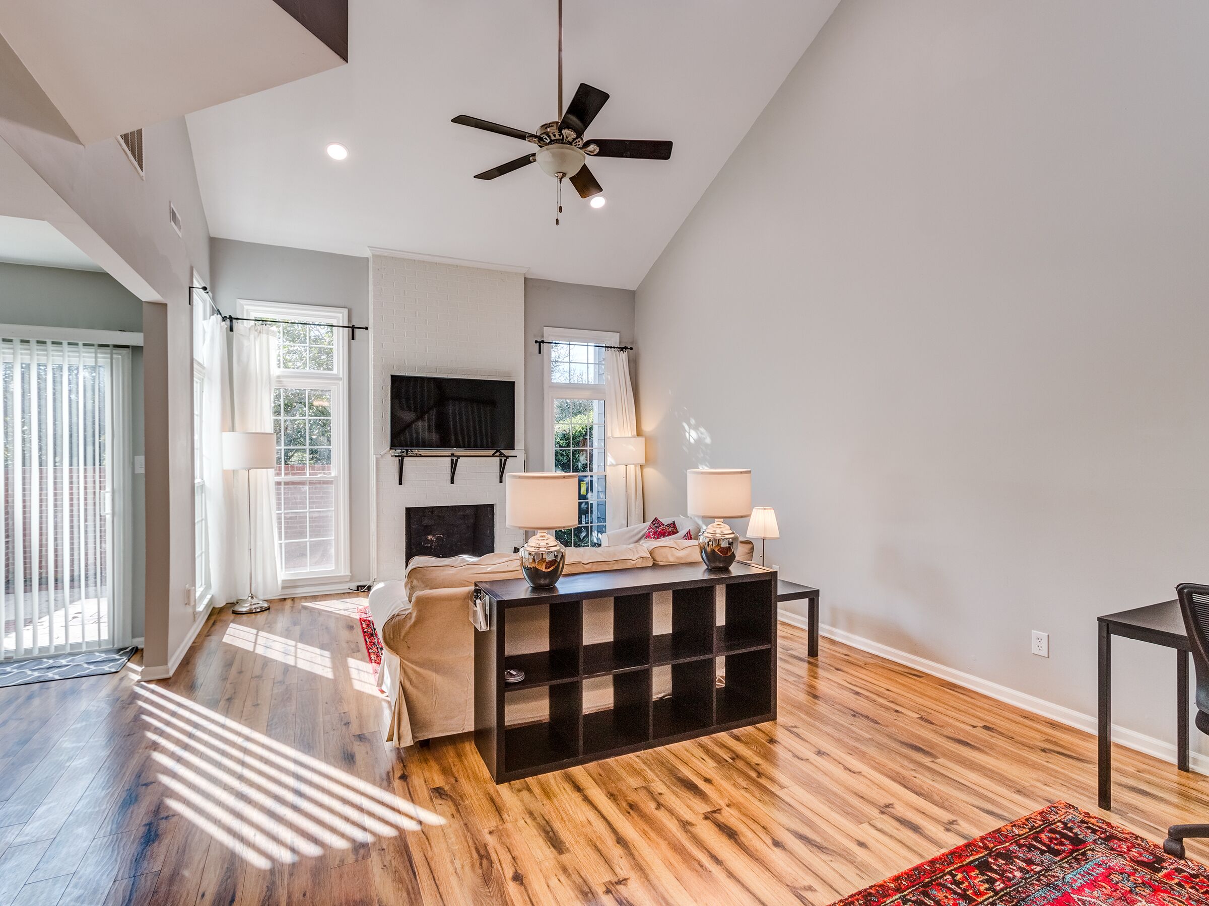 9250NVicksburgParkCt-06Living