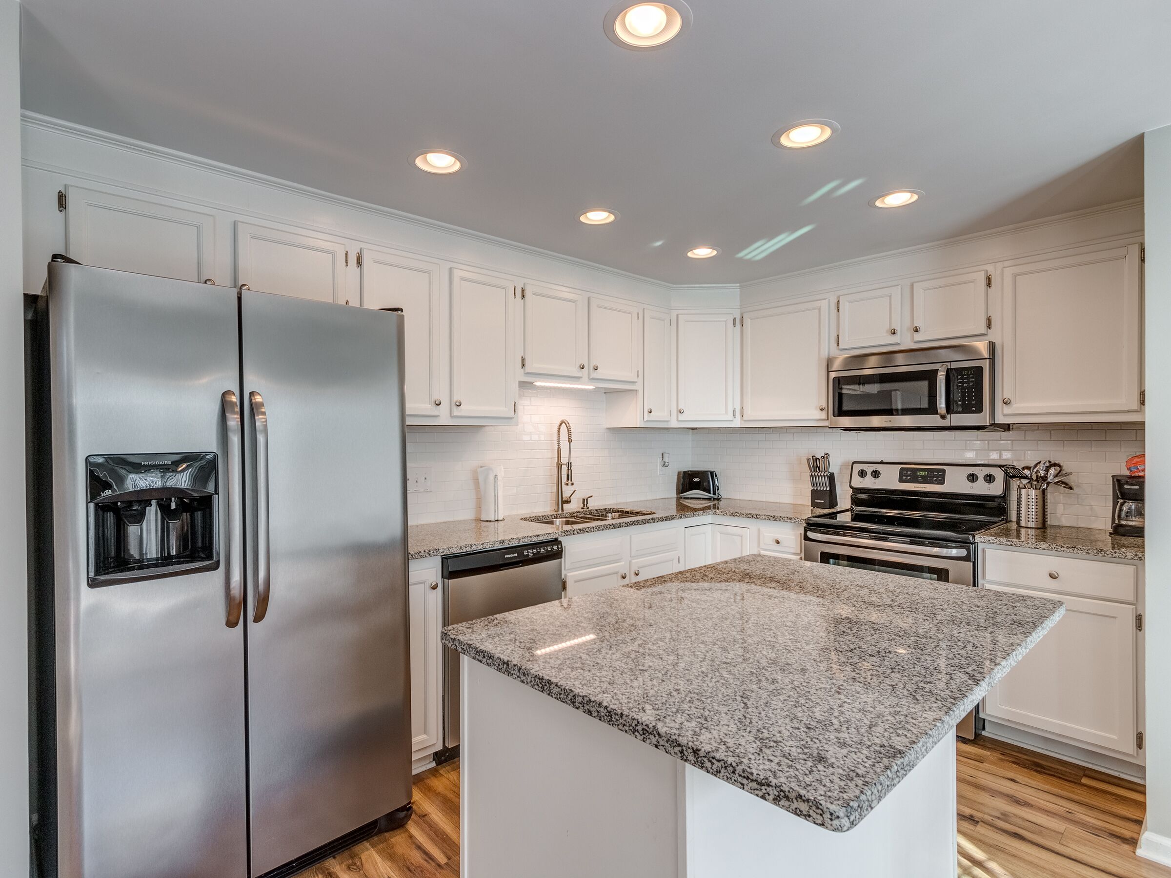 9250NVicksburgParkCt-10Kitchen