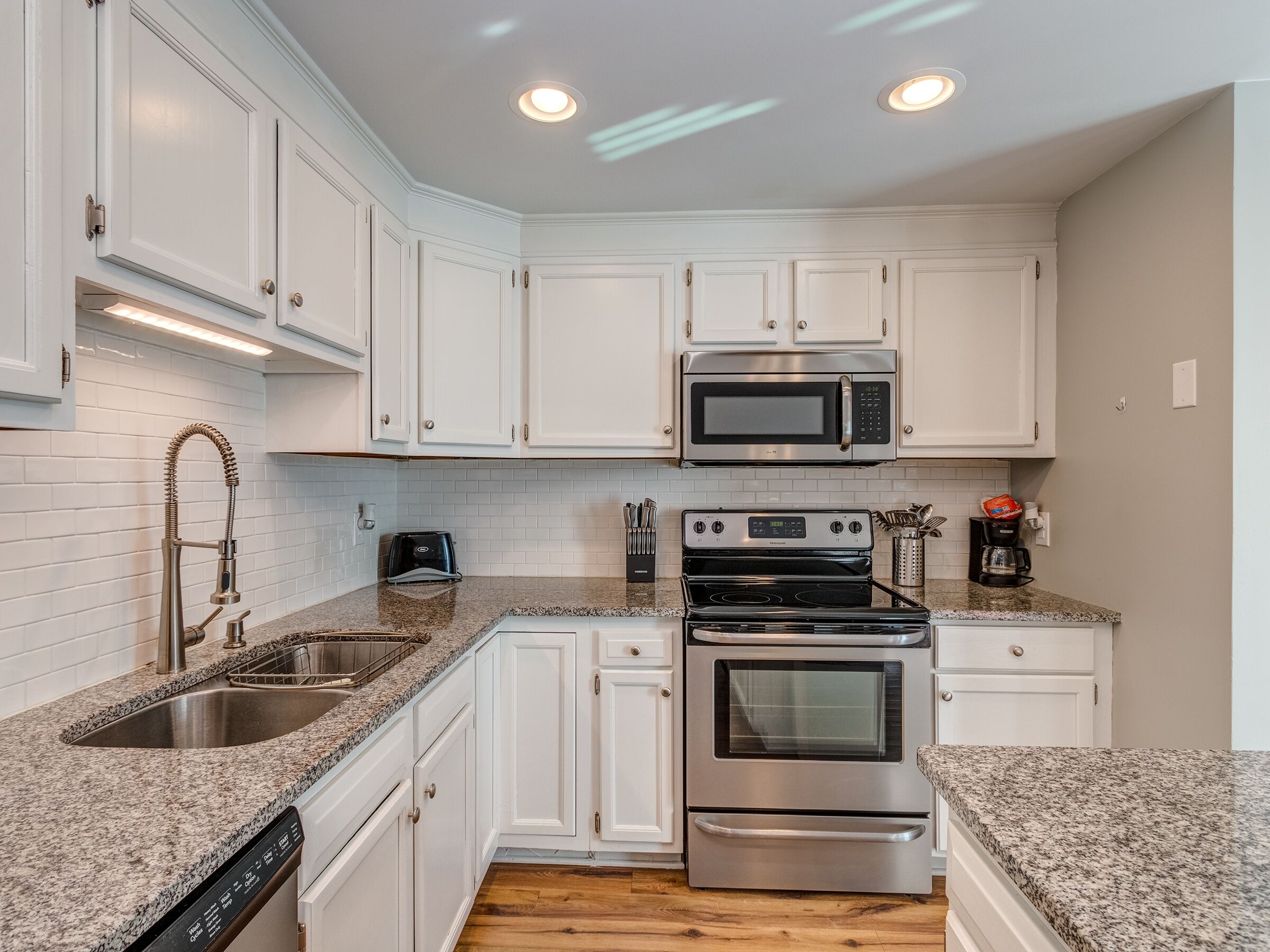 9250NVicksburgParkCt-11Kitchen