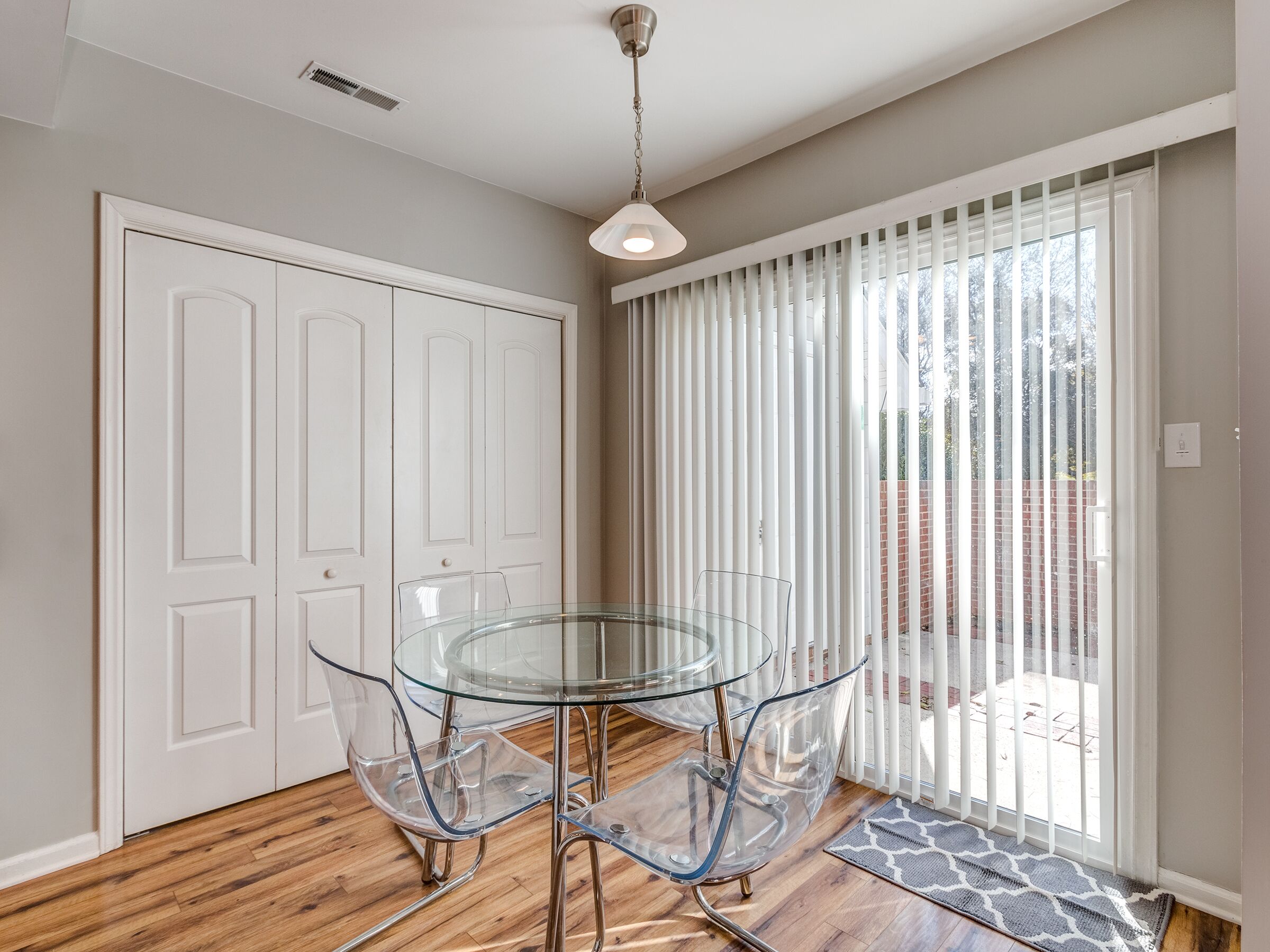 9250NVicksburgParkCt-13Living