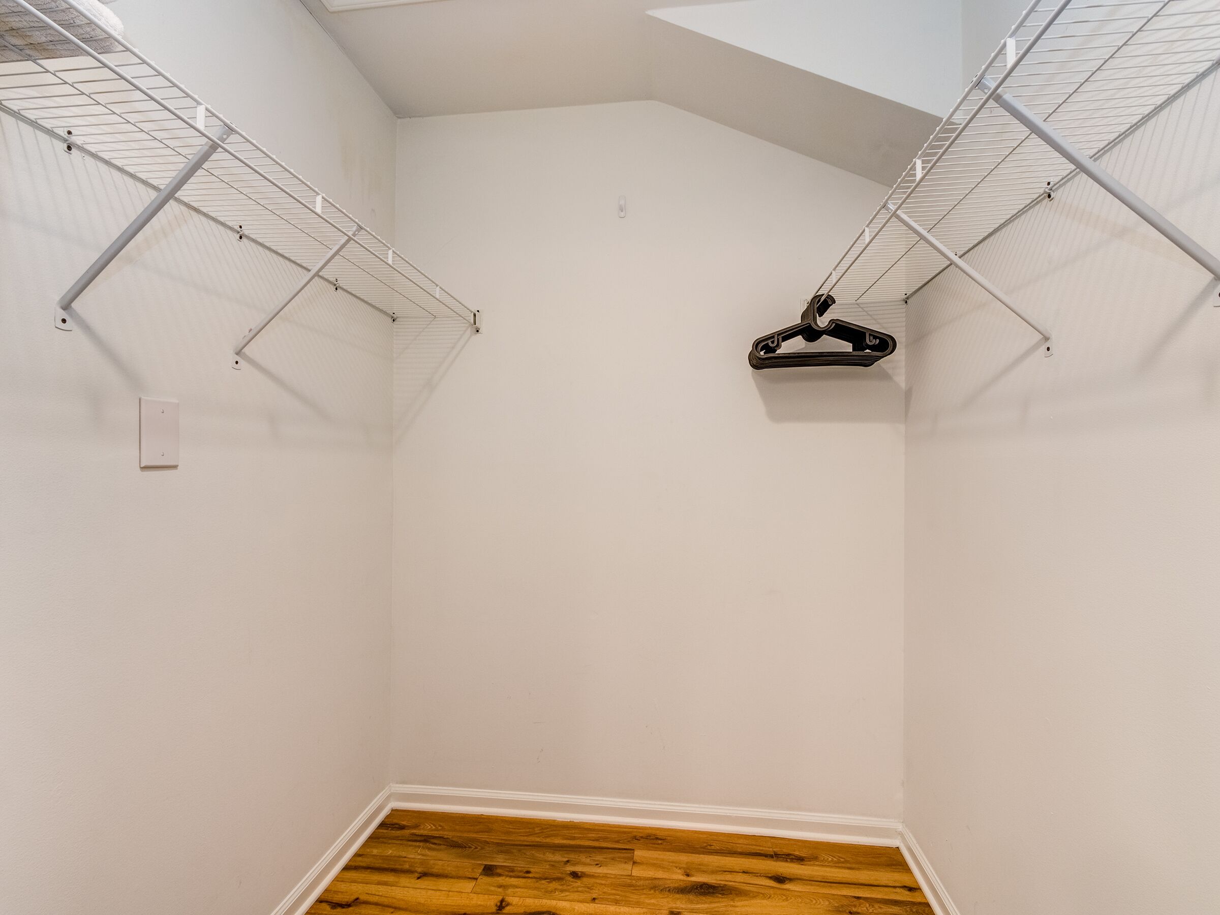 9250NVicksburgParkCt-23Master Closet