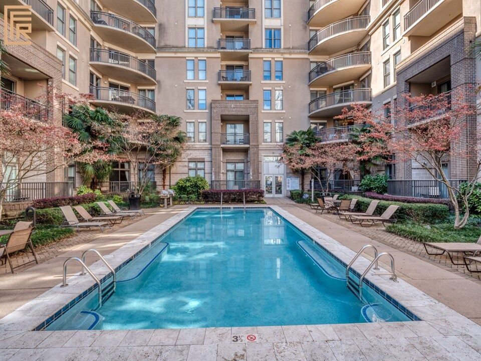 718-west-trade-unit-813-community-pool-courtyard-uptown-charlotte Community pool courtyard at 718 West Trade Street Unit 813, a furnished rental in Uptown Charlotte