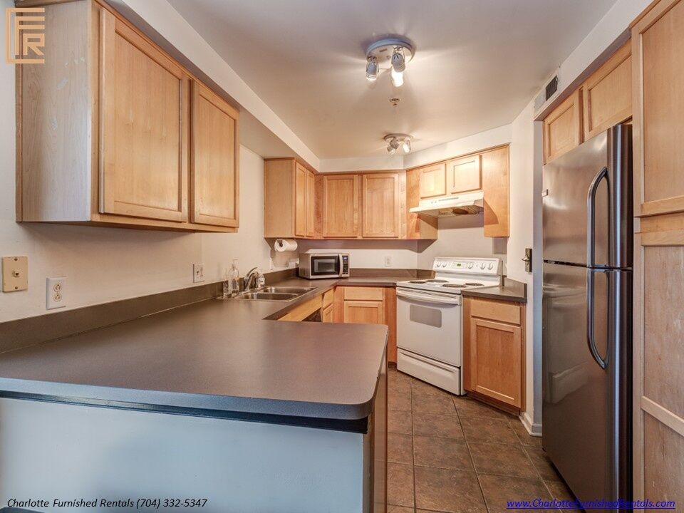 718-west-trade-unit-813-community-rooftop-kitchen-uptown-charlotte Community rooftop kitchen at 718 West Trade Street Unit 813, a furnished rental in Uptown Charlotte